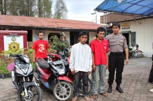 TSK Cardi Siburian baju putih dan BB hasil curiannya.(Bams)