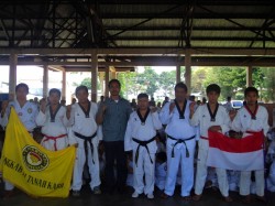 Ketua Pengcab TI Tanah Karo didampingi Ketua Harian Provinsi TI Sumut Ir. Rejeki Karo Sekali beserta sejumlah pengurus TI Tanah Karo