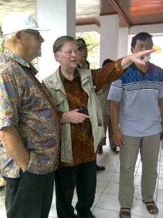 Pastor Viethain OFMcap bersama Pastor Leo Josten Ginting yang didampingi Pastor Moses saat berada di Posko utama.