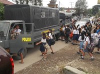 Truk kenderaan Ton Dalmas Polres Tanah Karo ketika mengangkut para pelajar anak pengungsi dari pos pengungsian.