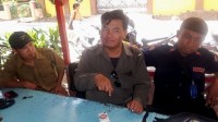 BERI KETERANGAN : Pembina Comunitas wartawan Tim Harli Mikael Sinurat (tengah) saat memberikan keterangan.
