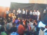 Para Siswa/ i SMP Santa Maria Kabanjahe menghibur para pengungsi Gunung sinabung