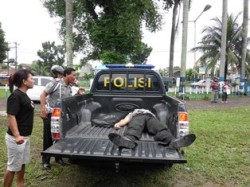 Aiptu Estepanus Tarigan saat akan dilarikan ke Puskesmas Pancurbatu dengan mobil patroli.