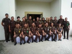 Kajari Lubuk Pakam, H. Khairil Azwan Harahap, SH, MH foto bersama dengan Kacabjari Pancurbatu, Kacabjari Labuhan Deli, staf dan anggota. 