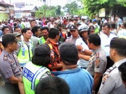 Kapolsek Pancurbatu Kompol Darwin, PB, SH didampingi anggotanya saat bernegosiasi dengan warga beserta petinggi salah satu organisasi kemasyarakatan. 