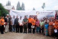 Jajaran Tambang Emas Martabe, Dandim 0205/ TK, Anggota DPRD Karo, Frans Dante Ginting dan Ferianta Purba, SE foto bersama para pengungsi.