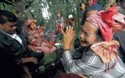 RITUAL : Penduduk yang tinggal di kaki Gunung Sinabung, melakukan ritual menghormati roh nenek moyang penjaga Gunung Sinabung di Desa Gurkinayah, Kecamatan Payung, Karo, Sumut, Rabu (13/11). Ritual dengan cara memanggil roh tersebut bertujuan untuk meminta maaf atas kesalahan yang dilakukan warga desa kepada leluhur dan berharap agar desa terhindar dari mara bahaya letusan Gunung Sinabung yang masih berstatus siaga.