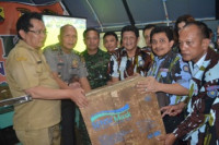 Ketua DPD IPK Sumut Arfan Maksum Nasution didampingi Sekjen Ir Tomas Purba, wakil ketua Ir Timbul Limbong secara simbolis serahkan bantuan logistik.