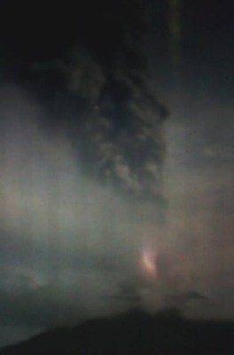 Gunung Api Sinabung semburkan abu vulkanik dan api.