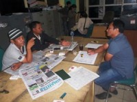 Kabid Cipta Karya PUD Karo Sarman Tarigan ST (Kaus Biru), saat memberi keterangan di Kabanjahe.