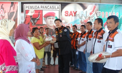Mulianto / Acong mewakili Ketua MPW PP Sumut, Anuar Shah SE serahkan bantuan beras kepada warga korban banjir didampingi para pengurus Pokja Humas MPW PP Sumut
