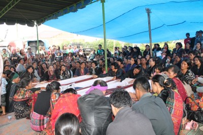 Prosesi acara adat Batak saat jelang pemakaman korban longsor diwarnai isak tangis keluarga korban.