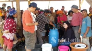 Ketua DPRD Karo, Effendy Sinukaban, SE didampingi tim pelatihan tampak sedang memberikan pelatihan cara pembuatan pupuk cair dan pestisida organik.