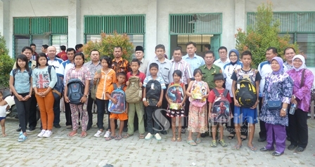 Pengurus UISU diabadikan bersama dengan anak-anak korban kebakaran. FIRDAUS NASUTION/ SUMUTBERITA.com