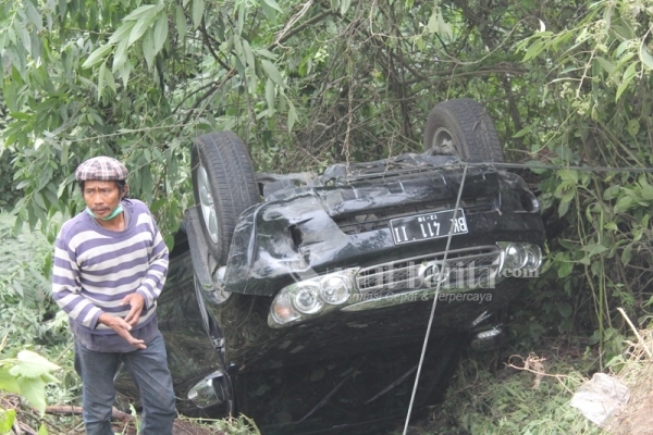 Mobil Toyota Fortuner BK 411 II yang masuk kedalam jurang sedalam 6 meter