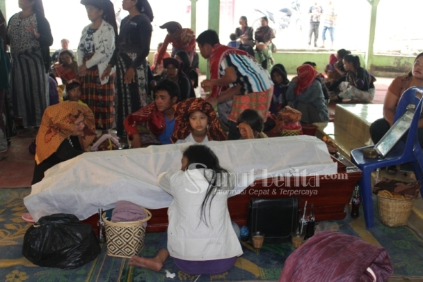 Acara adat yang dilakukan sebelum disholatkan ke Masjid Desa Cinta Rakyat, Abang yang yang mengenakan pakaian khas adat karo uis nipes diantara tamu yang ikut melayat.