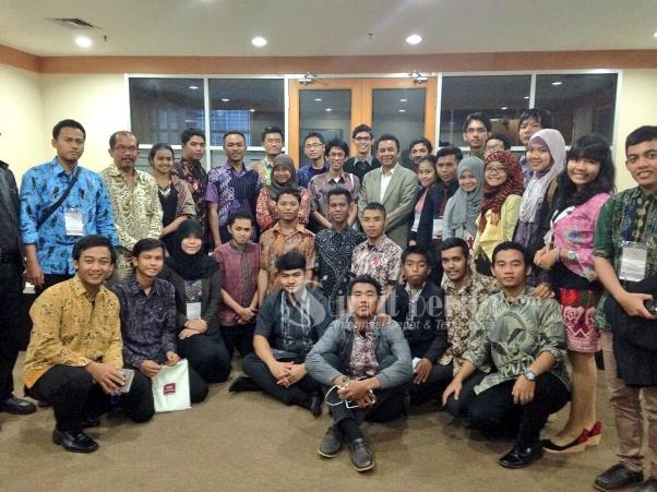 Para Anggota Parlemen Muda Berfoto dengan Bapak Ir. Harris Iskandar Ph.D 