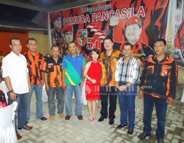 Mulianto/Acong dan istri diabadikan bersama Koordinator Pokja Humas PP Sumut, Idrus Djunaidi, Kapolsek Seberlawan, AKP. Gandhy Hutagaol dan masyarakat. FIRDAUS NASUTION/ SUMUTBERITA.com