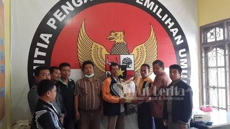 Ketua Panwaslu Kabupaten Karo, Ir Sukahati Sinuraya didampingi Komisioner Panwaslu Kabupaten Karo, Inganta Tarigan, SE, MSI dan Sekretaris Teddy Julianto, SSTP saat memberikan bantuan secara simbolis. BAMBANG FRANSISCO/ SUMUTBERITA.com