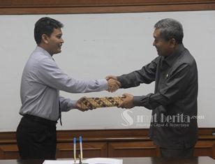 Bupati Labuhanbatu dr H Tigor Panusunan Siregar, SpPD saat menyerahkan Laporan Keuangan Pemkab Labuhanbatu TA.2013 kepada BPK Provinsi Sumatera Utara yang diterima Plh. Kepala Perwakilan Ridwan Sani Matondang, ST. MM.