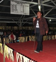 Drs. Joy Harlim Sinuhaji alias Nonink dari Partai Hanura, ketika menyampaikan visi–misinya kepada masyarakat dalam gelaran Gendang Guro–guro Aron “Demokrasi” Desa Budaya Lingga, Minggu (30/3)