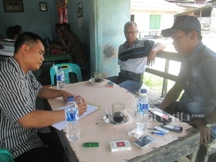 Kanit Aiptu Paminal Amancik team dari Provam Polres Labuhanbatu meminta keterangan ke beberapa saksi.