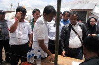 Gubsu H Gatot Pujo Nugroho didampingi Ketua KPU Sumut Mulia Banurea dan Ketua KPU Karo, Benyamin Pinem saat menanyakan kehadiran pemilih Pemilu kepada petugas KPPS di TPS posko pengungsi Futsal Desa Sumbul