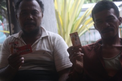 Dua orang saksi dari Partai Hanura saat menunjukkan kartu nama dua orang caleg yang diduga melakukan praktek money politik