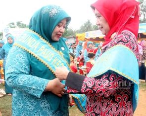 Bunda PAUD Kabupaten Labuhanbatu dr Hj Fitra Laila, Sp.THT saat mengukuhkan Bunda PAUD Kecamatan, Kelurahan dan Desa se-Kabupaten Labuhanbatu di Lapangan Posis Sigambal Kecamatan Rantau Selatan