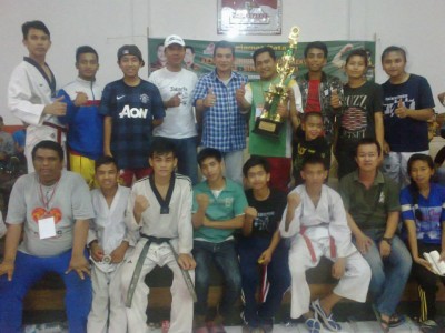 Ketua Pengcab TI Kabupaten Karo, Karta Aprianus Nadeak (memegang piala) bersama mantan Kapolres Karo, AKBP Marcelino Sampouw, saat berfoto bersama para pelatih dan sejumlah atlet yang meraih medali pada Kejuaraan Daerah (Kejurda) Sumut