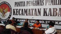 Ketua Panwaslu Kabupaten Karo, Ir. Sukahati Sinuraya didampingi Komisioner Panwaslu Kabanjahe, Robert Tarigan, SH, Drs Marhaen, SH dan Berta Br Ginting, SH saat memberikan pengarahan kepada PPL se Kecamatan Kabanjahe