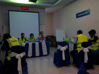 Coorporate Comunication DANONE AQUA, Michael Leimena didampingi Plant Manager PT. Tirta Sibayakindo, Gloryous Sembiring dan Quality Assurance Manager, Junita br Karo.