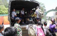 Meski dalam keadaan mengungsi, anak korban erupsi Sinabung tetap semangat menimba ilmu. (Pardi/ Baron - SUMUTBERITA.com