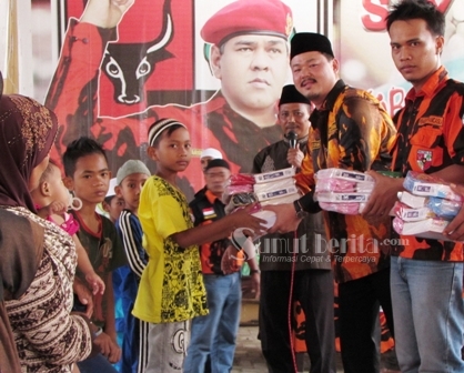 Mulianto/ Acong mewakili Ketua MPW PP Sumut, ANuar Shah, SE menyerahkan bantuan sembako dan paket lebaran kepada 100 anak yatim piatu