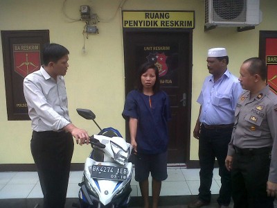 Tersangka Dewi Sartika alias Ika saat diintrogasi Kapolsekta Delitua Kompol Anggoro Wicaksono. SUMUT BERITA/ STAR