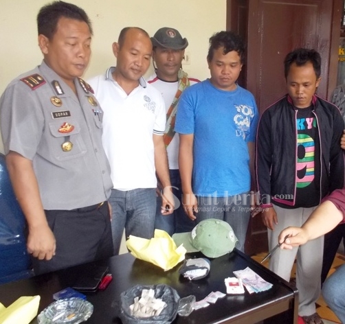 Kedua tersangka beserta barang bukti di Polsek Kuta Buluh. BAMBANG FRANSISCO/ SUMBER