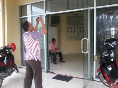 Salah seorang penyidik Kejatisu mengambil foto dokumen kantor KPUD Karo. SUMUT BERITA | SEMPURNA PASARIBU