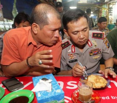 Kapoldasu, Irjen Pol Eko Hadi S saat bincang-bincang bersama pengurus Dewan Redaksi Sumut Berita, Amrizal SH di warkop Jurnalis.    SUMUT BERITA | KRISTOP