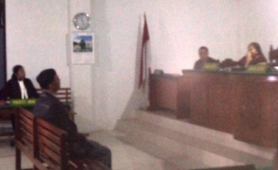 Beston Sinaga saat memberi keterangan kepada majelis hakim.   SUMUT BERITA | SUKARDI SIDABALOK