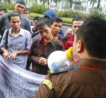 Puluhan massa yang mendesak pengusutan kasus dugaan korupsi pembangunan Museum Barus Raya Tapteng. SUMUT BERITA | BOY PRASETIA