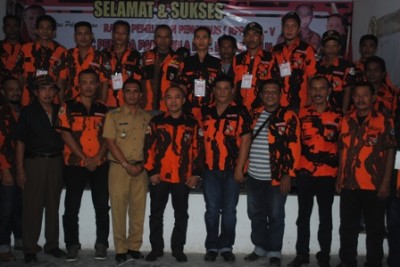 Panitia penyelengara RPP ke V foto bersama Ketua MPC PP Labuhan Batu Ir. Andi Suhemi Dalimunthe.MT, Ketua PAC terpilih dan Camat Muslih.SH  (SUMUT BERITA/ FENDRY NABABAN)