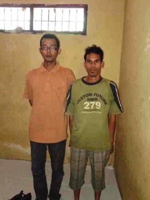 Kedua tersangka pengedar ganja, Zulyadian (kiri) pakai kaca mata dan Arnold (kanan) pakai celana pendek di Polsek Muara Sipongi. SUMUT BERITA | FENDY