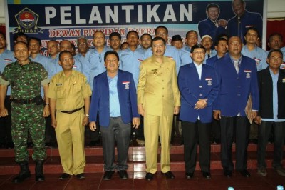 Wagub Sumut Tengku Erry Nuardi berfose dengan Ketua DPP HNSI, Danlantamal I Belawan, Kepala Dinas Perikanan dan Kelautan Provsu, Kapolres KPPP Belawan dan Ketua Umum DPD HSNI Sumut di wisma Hermina Danau Toba Cottage. SUMUT BERITA | DAVID