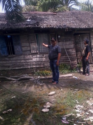 Pengurus PAC Pemuda Pancasila Panai Hulu saat berkunjung kerumah Leni. SUMUT BERITA | FENDRI NABABAN