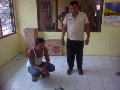 Sofyan alias Ian Goples (kiri jongkok), tersangka penghisap ganja yang ditangkap petugas Polsek Kualuh Hulu.  SUMUT BERITA | FACUNDUS TAMBA