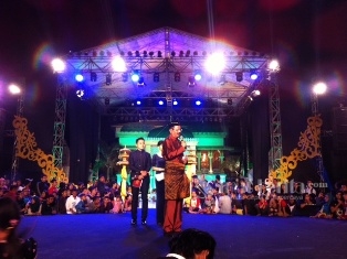 Wagub Tengku Erry memberikan kata sambutan dalam Konser Melayu Bagus 2014 yang berlangsung meriah di halaman Istana Maimun, Jl. Brigjen Katamso Medan, kemarin.