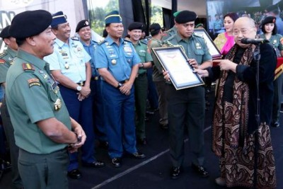 Direktur/Ketua Umum Museum Rekor-Dunia Indonesia (MURI) Jaya Suprana memberi apresiasi kepada Panglima TNI. SUMUT BERITA | DAVID RICO