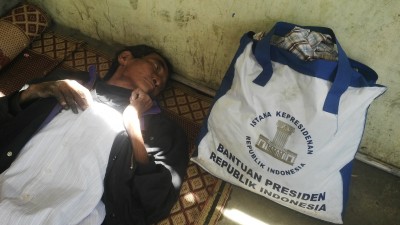 Lamlam Sembiring saat tergeletak di teras rumah warga. SUMUT BERITA | ANITA THERESIA
