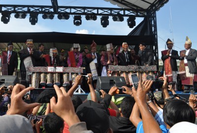 Ribuan masyarakat memadati pembukaan Festival Danau Toba. SUMUT BERITA | TAMBOS HUTAGAOL