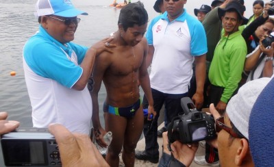 Bupati Tobasa menyambut pemenang renang festival Danau Toba. SUMUT BERITA | TAMBOS HUTAGAOL